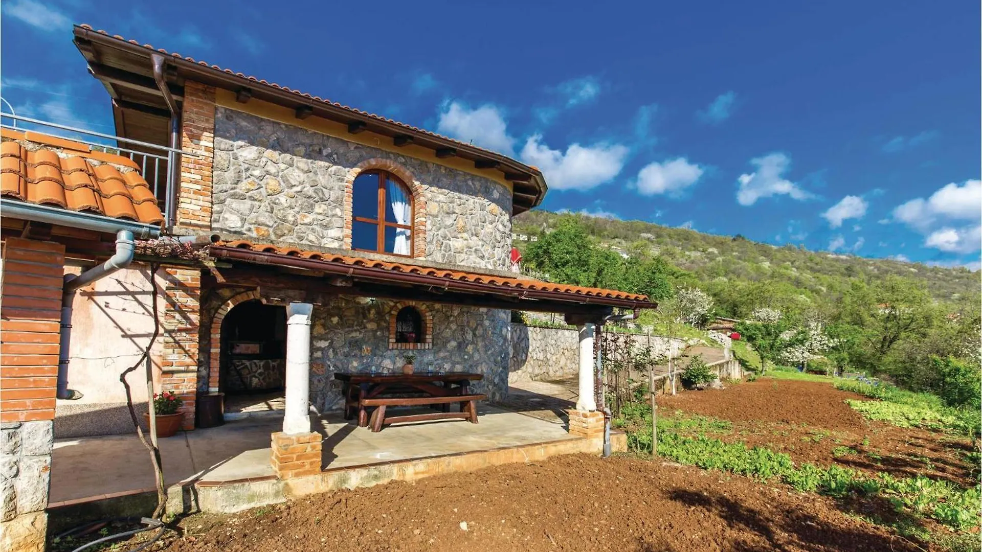 Beautiful Home In Lovran With Kitchen بيت للعطل